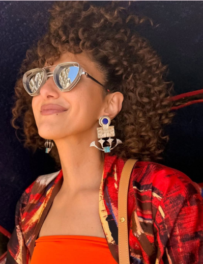 حنان مطاوع بإطلالة صيفية وسط الطبيعة بألوان مبهجة وأناقة بسيطة