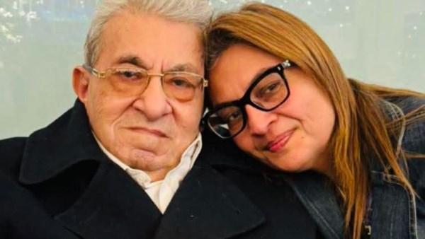 يسر فلوكس مع والدها الفنان فاروق فلوكس في صورة عائلية مؤثرة تعكس علاقة حب قوية