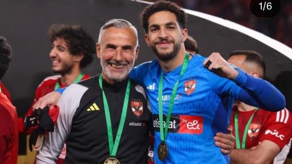 ميشيل يانكون يحتفل بمصطفى شوبير بعد مباراة إسبانيا الودية