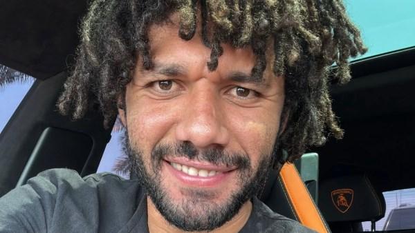 محمد النني من الطائرة أثناء عودته إلى مصر