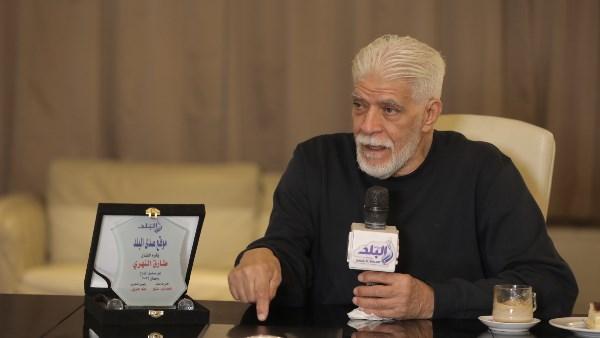 طارق النهري خلال حديث إعلامي عن مشاريعه الفنية الجديدة بين التمثيل والإخراج