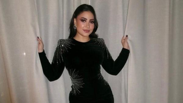 بوسي بإطلالة فستان أسود أنيق خلال ظهورها في جدة