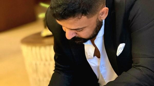 الشاعر عمرو حسن أثناء عقد قرانه ونشره لقطات من كتب الكتاب على فيسبوك