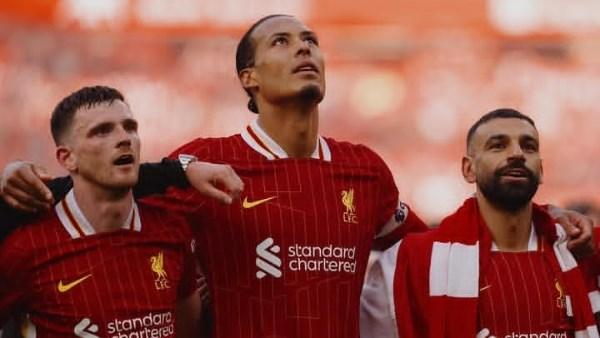 فان دايك مع محمد صلاح وروبرتسون في ليفربول
