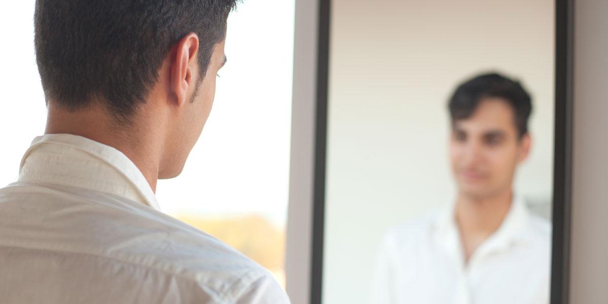 حقيقة النظر إلى المرآة ليلًا في الإسلام وهل له أساس شرعي