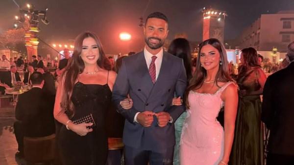 ياسمين عبد العزيز مع كريم فهمي وزوجته في صورة عفوية