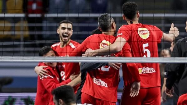 فرحة لاعبي الأهلي بعد الفوز على الجزيرة في نصف نهائي كأس مصر للكرة الطائرة