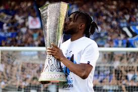 أديمولا لوكمان لاعب أتالانتا خلال مباراة رسمية