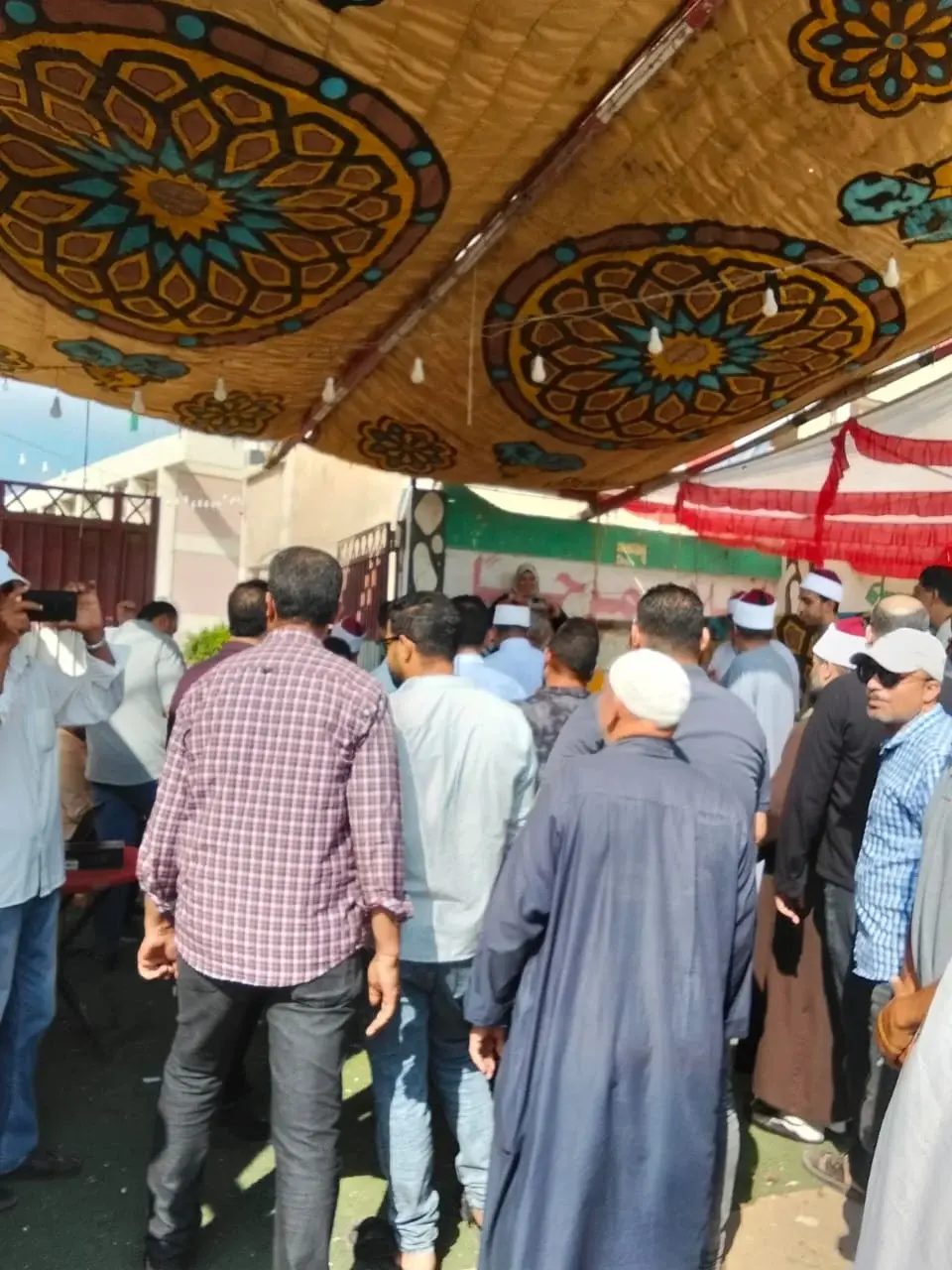 ناخبون في لجنة بإمبابة.