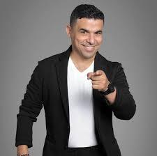 خالد الغندور يحتفل مع لاعبي بيراميدز في حفل التتويج بدوري أبطال إفريقيا.