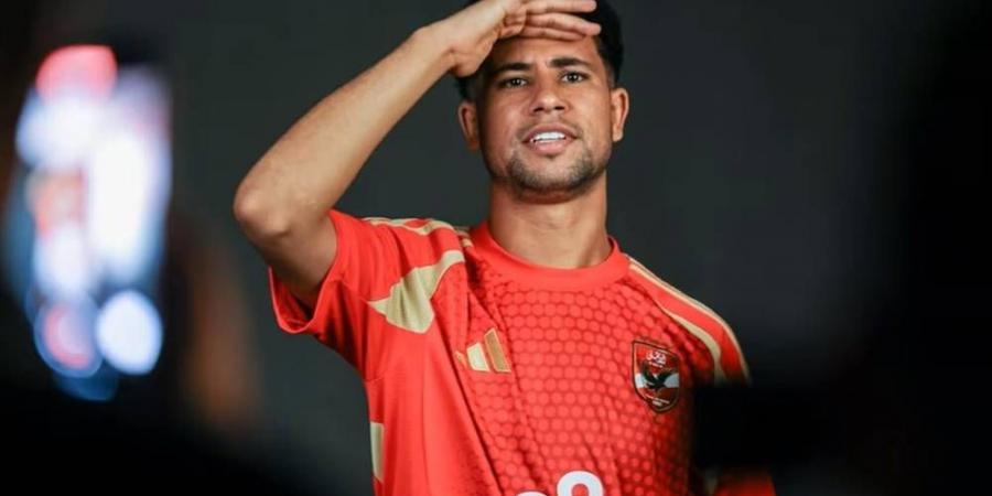 رضا سليم بقميص الأهلي في إحدى المباريات.