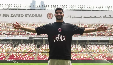 إبراهيم عادل لاعب كرة القدم في تدريبات الجزيرة الإماراتي.