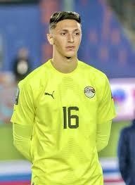 مصطفى مخلوف حارس مرمى مودرن سبورت الجديد خلال توقيع عقد الإعارة من الأهلي.