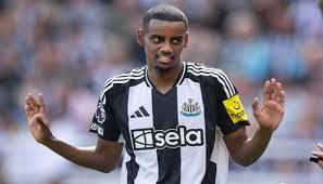 المهاجم يوان ويسا خلال مشاركته مع برينتفورد في الدوري الإنجليزي.