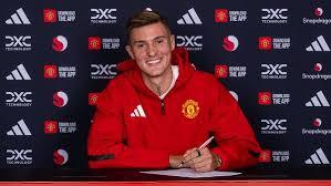 بنجامين سيسكو بقميص مانشستر يونايتد بعد التوقيع الرسمي.