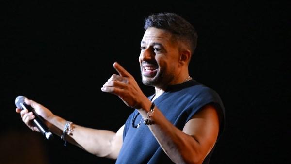 محمد حماقي خلال حفله الجماهيري في العلمين الجديدة بختام صيف 2026