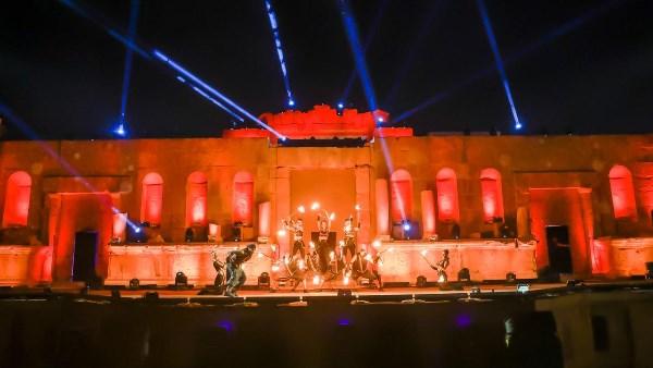 فرقة فينيكس تقدم عروضًا نارية وبهلوانية على المسرح الشمالي في مهرجان جرش 2026