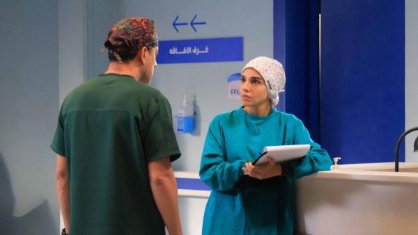 الدكتورة دعاء جلال مؤلفة كتاب حكايات من غرف العمليات ومسلسل بنج كلي