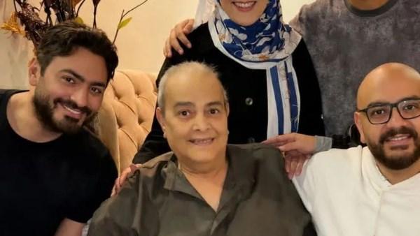 آخر صورة عائلية تجمع تامر حسني بوالده الراحل وأشقائه