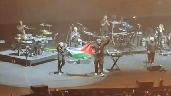 فرقة ماسيف أتاك البريطانية خلال حفلها في سنغافورة بعد الجدل حول رفع العلم الفلسطيني