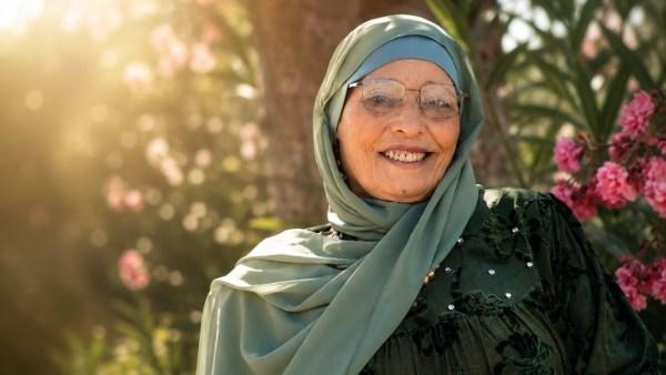 الحاجة نبيلة في كليب شجرة توت من محافظة الشرقية بمزيج من الموسيقى الشعبية المصرية والغربية
