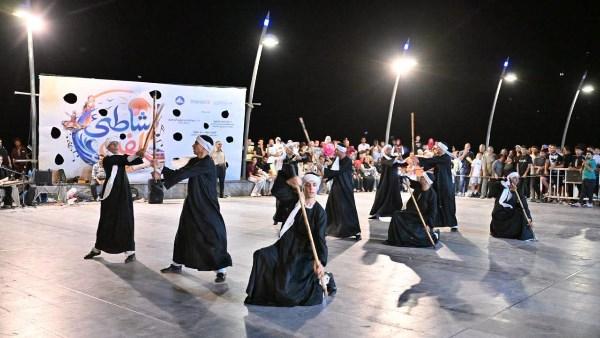 انطلاق أولى حفلات شاطئ الفن بالمسرح الروماني في رأس البر وسط حضور جماهيري