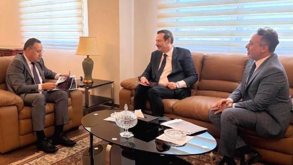 الدكتور عبد العزيز قنصوة خلال لقائه الدكتور أيمن الشيوي والفنان إيهاب فهمي لمتابعة خطط تطوير العمل المسرحي