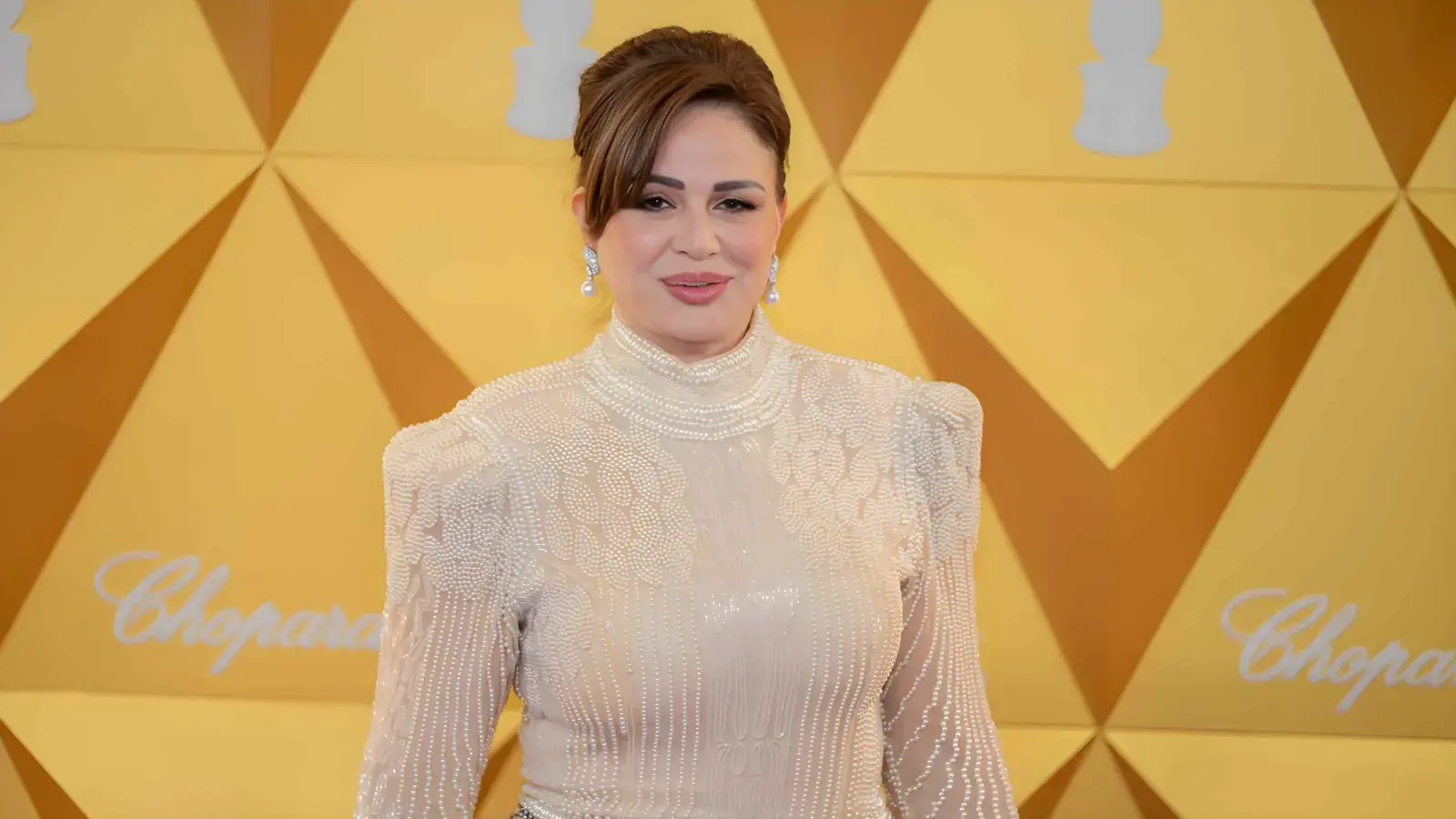 إلهام شاهين تساند نجلاء فتحي في جنازة ابنتها ياسمين أبو النجا بمسجد عمر بن عبد العزيز