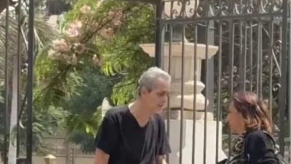 سيف أبو النجا متكئًا على عكاز خلال جنازة ابنته ياسمين أبو النجا ابنة نجلاء فتحي