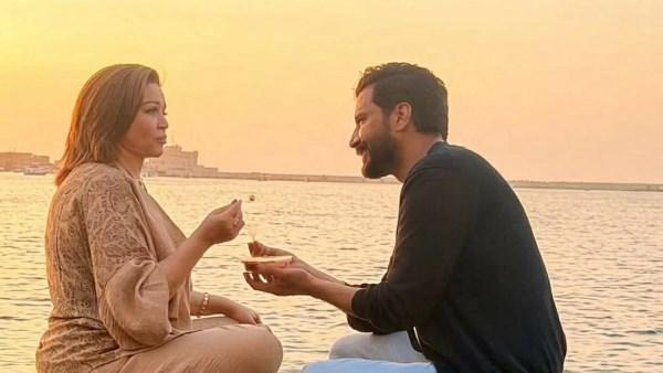 إلهام شاهين ومعتصم النهار خلال كواليس تصوير فيلم حين يكتب الحب على كورنيش الإسكندرية