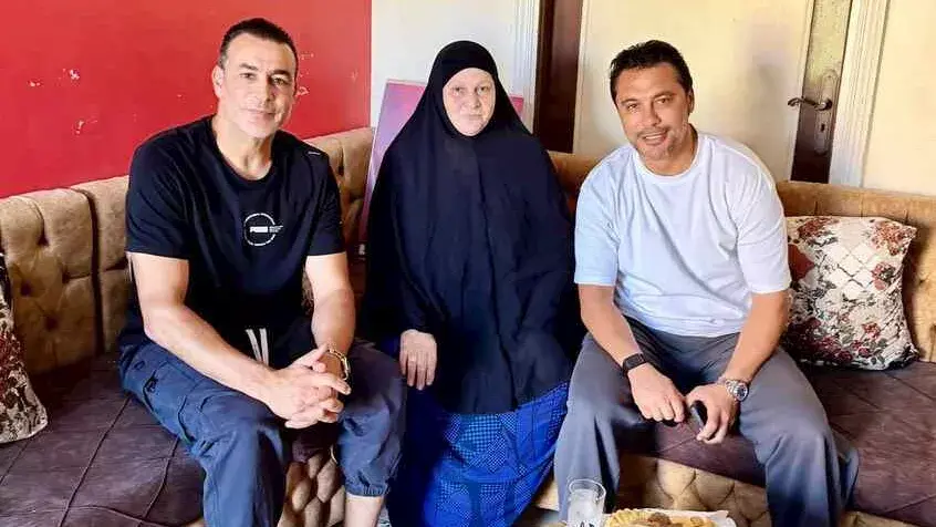 أحمد حسن والحضري مع والدة محمد عبدالوهاب