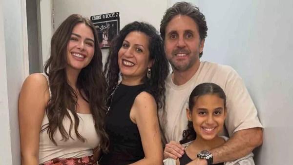 هنادي مهنا مع ريم العدل وهشام ماجد في كواليس مسرحية خيال مريض