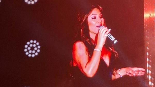 إليسا تتألق بفستان أزرق في حفل العلمين وتظهر من دون ضمادة في يدها