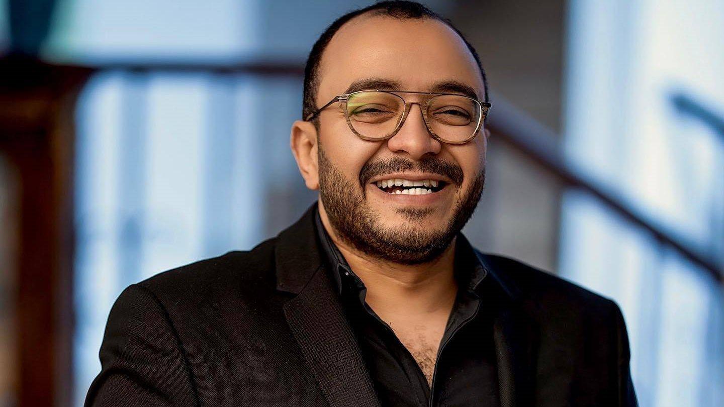 حسام داغر مع بيومي فؤاد ومحمد ثروت في فيلم ورا الكنبة