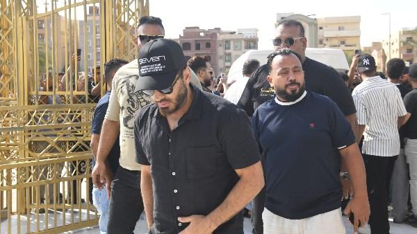 تامر حسني خلال جنازة والده حسني شريف عباس وسط حضور الأسرة ونجوم الفن