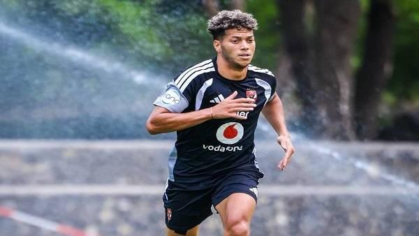 إمام عاشور لاعب الأهلي خلال إحدى مباريات الفريق وسط اهتمام الأندية الخارجية بالتعاقد معه