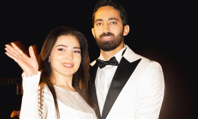 الدكتور أحمد تيمور والفنانة مي عز الدين خلال ظهور حديث بعد نفي شائعات الحمل والتأكيد أن الإنجاب رزق من الله