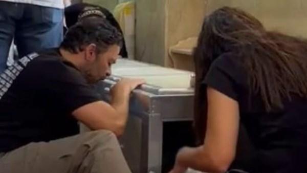 خضر محمد خضر يودع ياسمين أبو النجا بجوار النعش في جنازتها