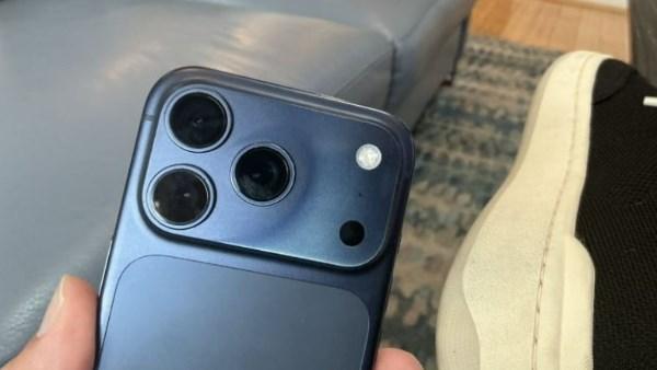 تغير لون هيكل هاتف iPhone 17 Pro Max البرتقالي إلى الوردي وظهور تغيرات في شريط كاميرا iPhone 17 Pro