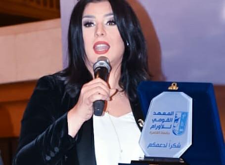 منى الشاذلي تكشف حقيقة الصور المفبركة التي زعمت استضافتها محمد رمضان في برنامج معكم