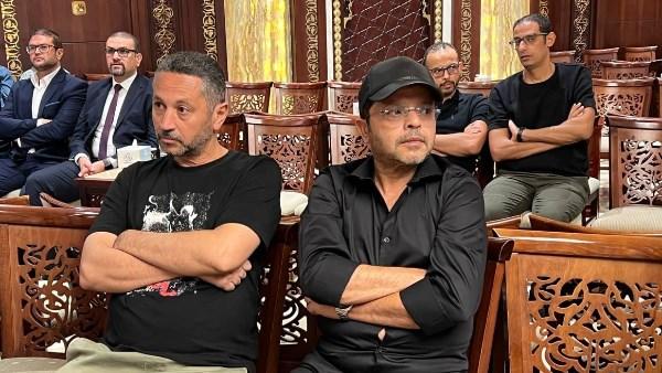 محمد هنيدي وأحمد صفوت في عزاء والدة المنتج عصام شعبان بمسجد الشرطة بالتجمع الخامس