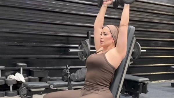 نسرين طافش تستعرض لياقتها البدنية أثناء ممارسة التمارين بالأوزان داخل الجيم