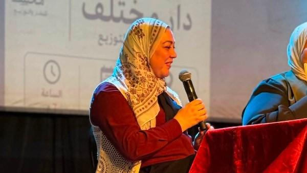 غلاف كتاب بعيني أنا للدكتورة رباب عبير في تجربة أدبية عن الحياة والذكريات