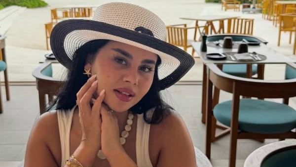 منة عرفة بإطلالة كاجوال صيفية من المالديف