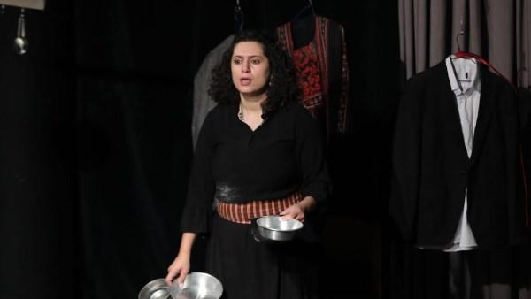 مشهد من العرض الفلسطيني المشارك في مهرجان المونودراما المسرحي الرابع يجسد صمود المرأة الفلسطينية
