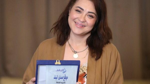 مروة عبد المنعم خلال تكريمها بجائزة أفضل ممثلة عن مشاركتها المسرحية