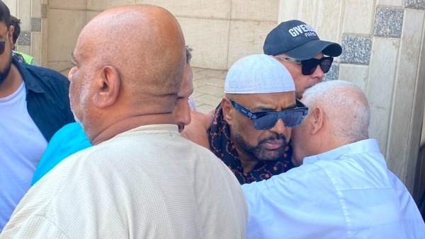 طارق عبد الحليم يساند حجازي متقال خلال تشييع جثمان والدته من مسجد الحجاز بالهرم