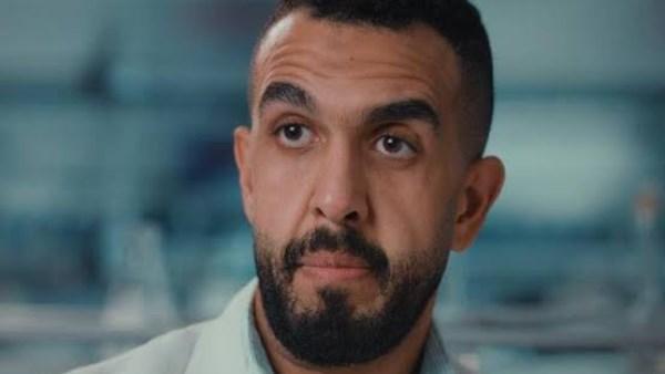 المؤلف والممثل كريم سامي كيمز أثناء تشييع والدته من مسجد النور بالعباسية