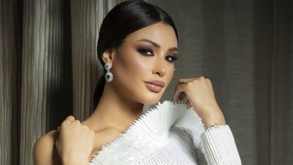 الفنانة أميمة طالب أثناء أداء أغنية فلكلورية بأسلوب حديث.