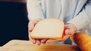 تناول الجبن عالي الدسم قد يقي من خطر الإصابة بالخرف لدى البالغين في منتصف العمر